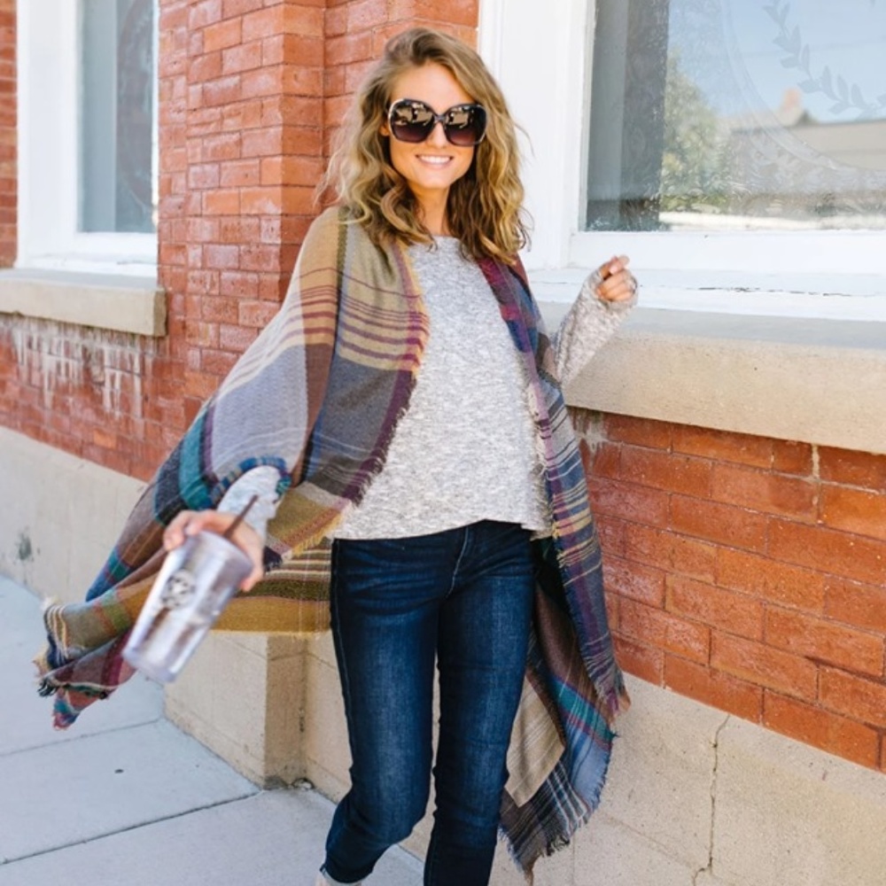 Nacho Basic Plaid Poncho in Camel